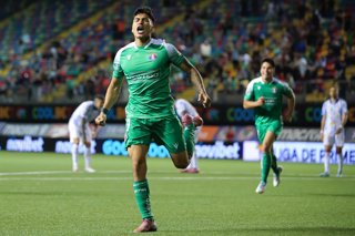 Futbol, Audax Italiano vs Everton Fecha 28, Liga de primera 2025. El jugador de Audax Italiano Esteban Matus, centro, celebra un gol contra Everton durante un partido de la liga de primera disputado en el estadio Bicentenario de La Florida de Santiago,