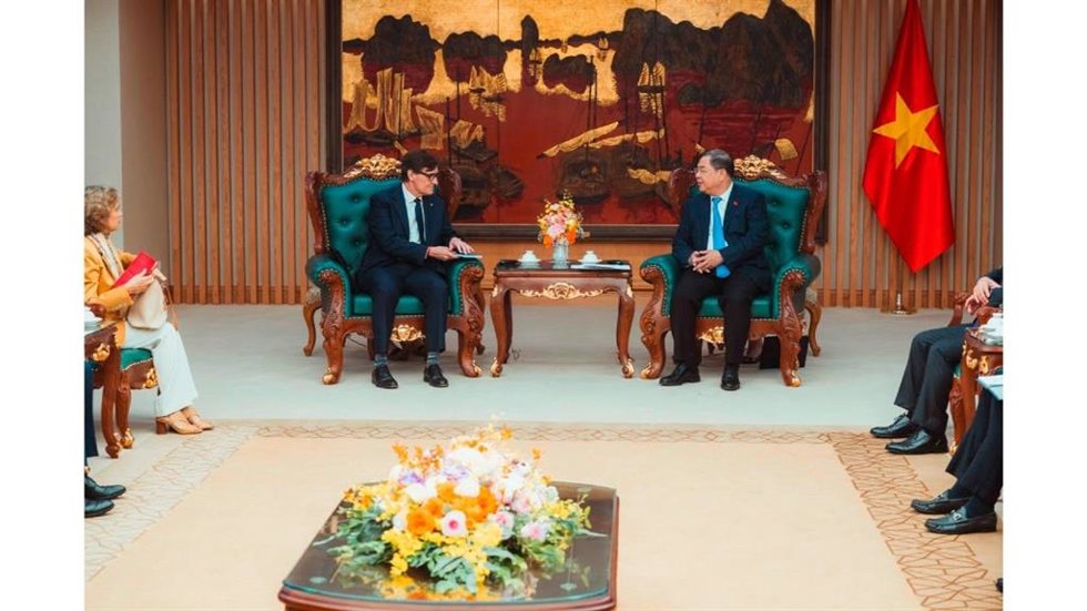 El presidente Illa durante su reunión con el viceprimer ministro de Vietnam