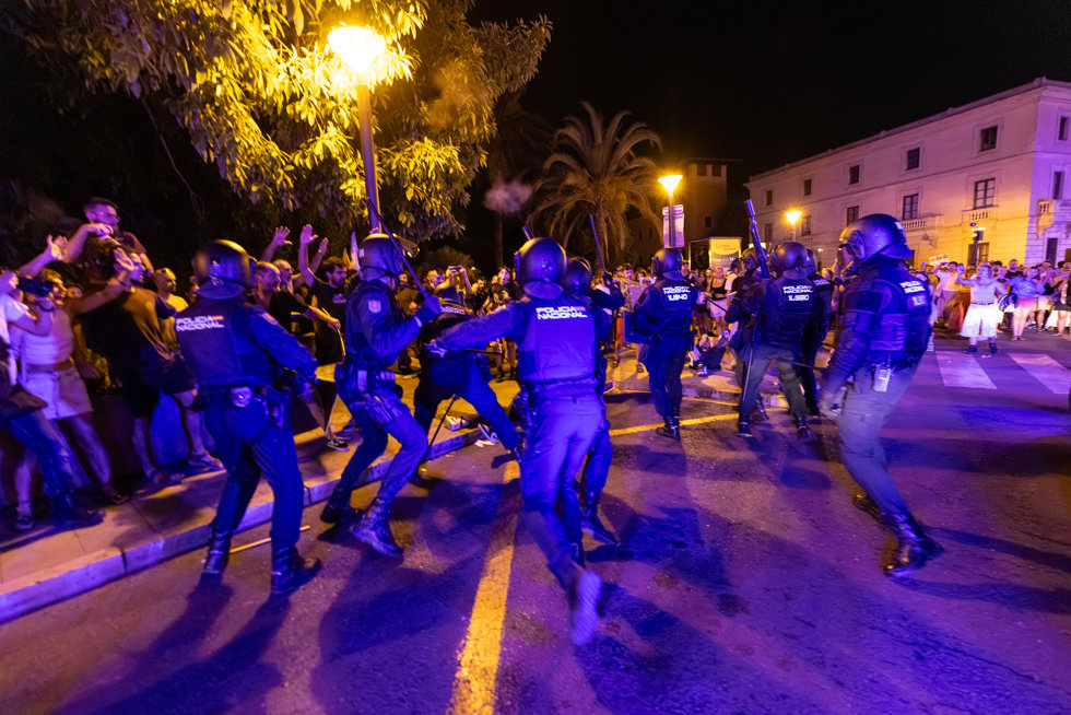 Cargas policiales durante una manifestación contra la saturación turística, a 26 de julio de 2026, en Palma de Mallorca, Islas Baleares (España).