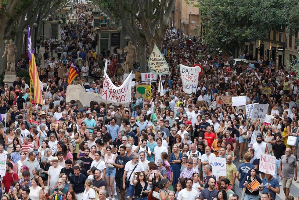 Decenas de personas durante una manifestación contra la saturación turística, a 26 de julio 
