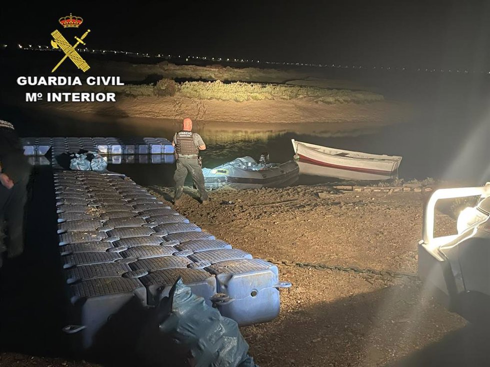Un agente de la Guardia Civil con los más de 900 kilos de hachís incautados en Chiclana.