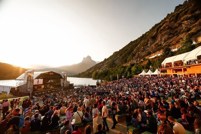 Ambiente al caer el sol en el escenario de Pirineos Sur.