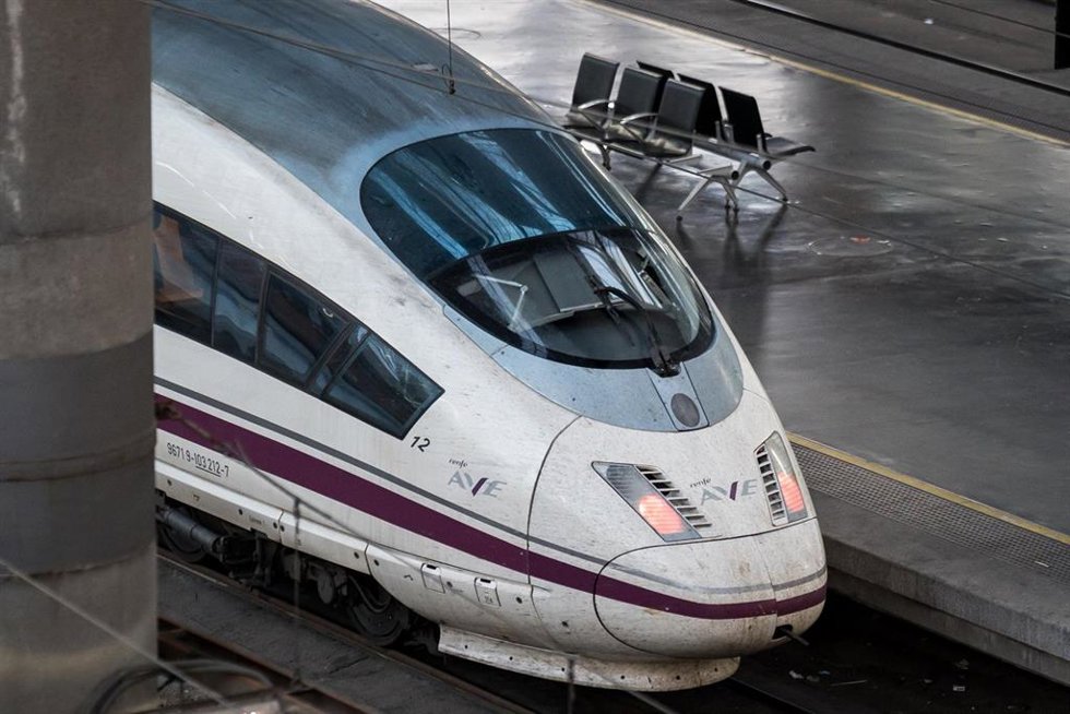 Archivo - Trenes de Alta Velocidad en la Estación de Madrid Puerta de Atocha-Almudena Grandes