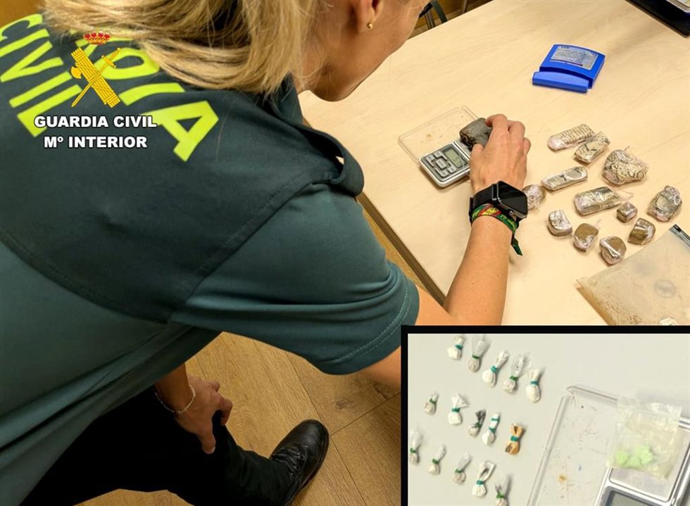 Droga intervenida en el establecimiento. En el recuadro las dosis de cocaína encontradas en el vehículo