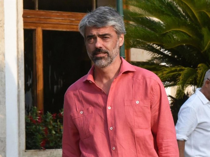 Por qué la comentada guayabera que Luis Enríquez Nistal eligió para su boda ha generado tanto revuelo