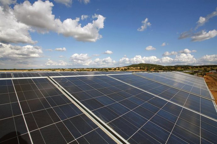 Archivo - Paneles solares.