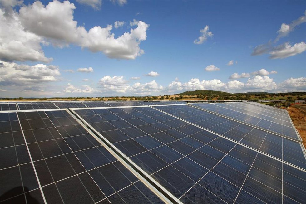 Archivo - Paneles solares.
