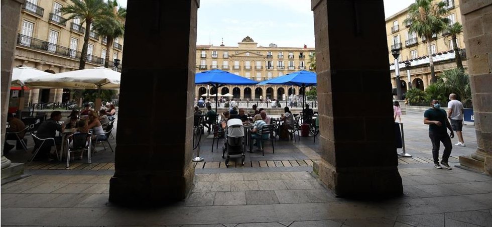 Archivo - Terrazas en la Plaza Nueva de Bilbao