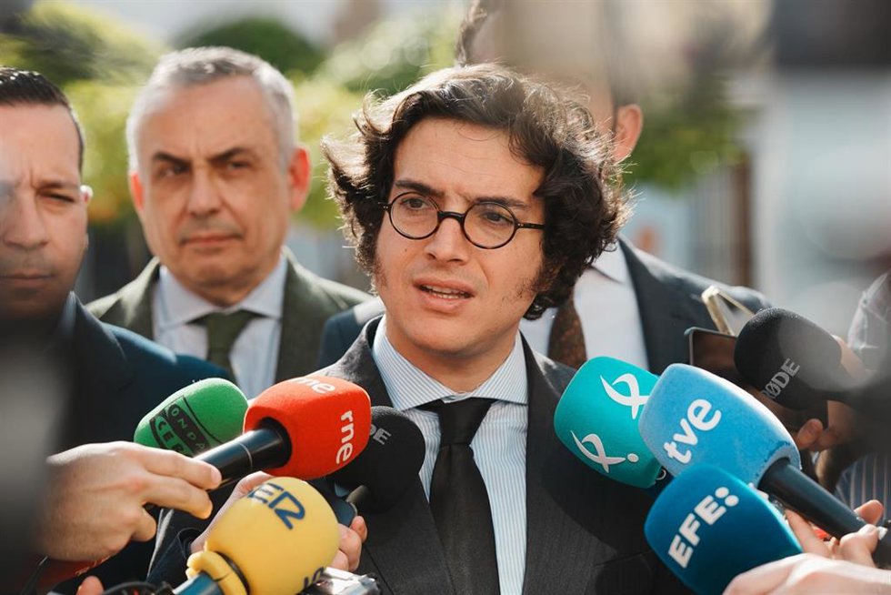 Archivo - El diputado de VOX José María Figaredo atiende a los medios de comunicación en el Patio de los Naranjos de la Asamblea de Extremadura, a 25 de marzo de 2026, en Mérida, Extremadura (España).