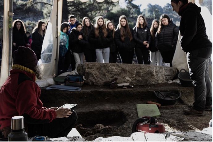 Estudiantes visitan las fosas de Víznar (Granada).