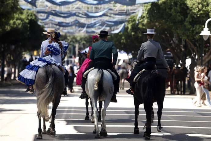 Archivo - Paseos de enganches y caballos recorren el Cortijo de Torres de la Feria de Málaga en una imagen de archivo. 