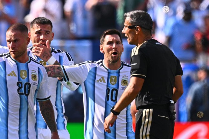 19 de julho de 2026, EUA, East Rutherford: O argentino Lionel Messi discute com o árbitro Slavko Vincic durante a final da Copa do Mundo da FIFA de 2026 entre Espanha e Argentina, no Estádio de Nova York-Nova Jersey (MetLife Stadium). Foto: Tom Weller/dpa