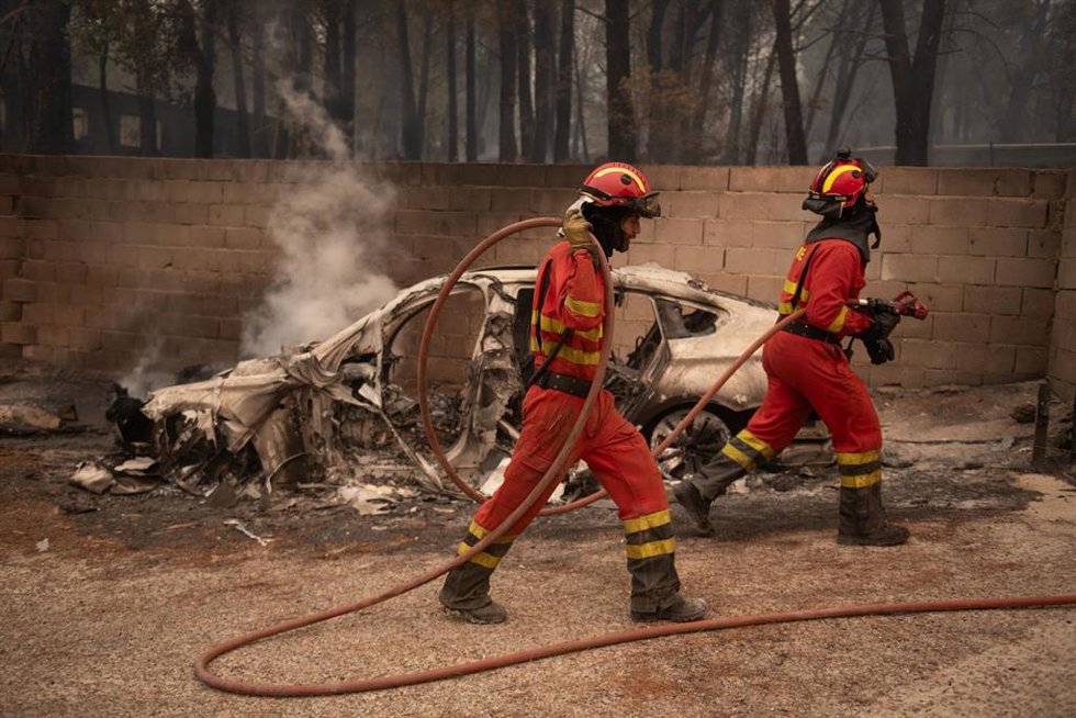 Personal de la UME apagando fuegos en viviendas y naves en Piedralaves, durante el incendio de Burgohondo, a 26 de julio de 2026, en Piedralaves, Ávila, Castilla y León (España). El teniente coronel Alfonso Arribas, jefe del Primer Batallón de Intervenció