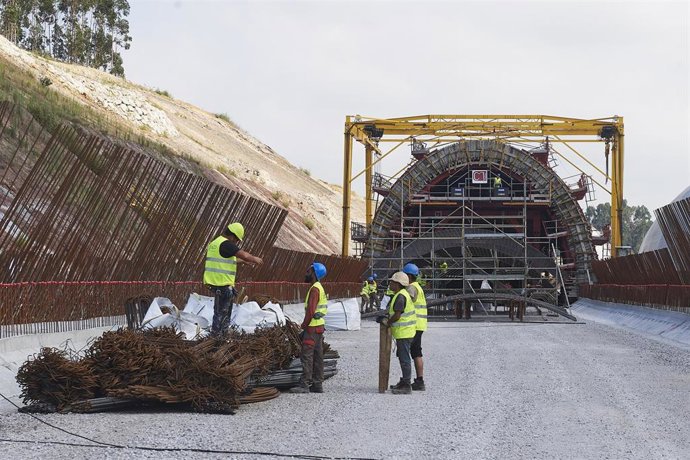 Archivo - Operarios trabajan durante las obras del nudo de la A-67, a 19 de julio de 2024, en Torrelavega