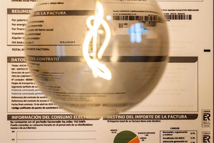 Archivo - Una bombilla sobre una factura