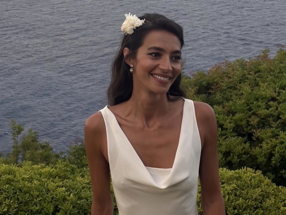 Rocío Crusset vuelve a vestirse de novia para celebrar en Ibiza su boda con Charlie Schein: así es su segundo look nupcial