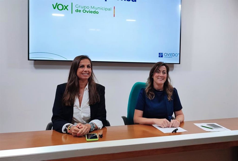 La portavoz de Vox en Oviedo, Sonsoles Peralta, y la concejala Alejandra González, en rueda de prensa.