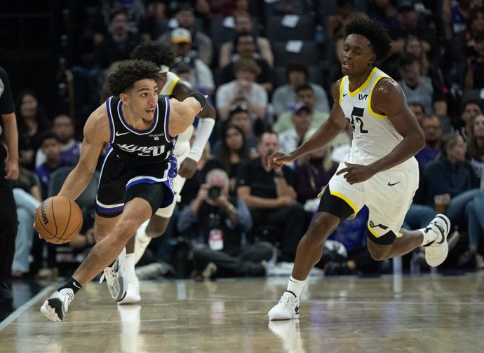 Archivo - October 19, 2023, Sacramento, CA, USA: Sacramento Kings guard Colby Jones (20) drives the ball down court after stealing the ball from Utah Jazz guard Collin Sexton (2) during a game at Golden 1 Center Thursday, Oct. 19, 2023 in Sacramento.