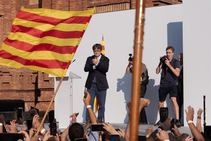 Archivo - El expresidente de la Generalitat de Catalunya Carles Puigdemont aplaude durante un acto de bienvenida organizado por entidades independentistas en el paseo Lluís Companys, a 8 de agosto de 2024, en Barcelona, Catalunya (España). 