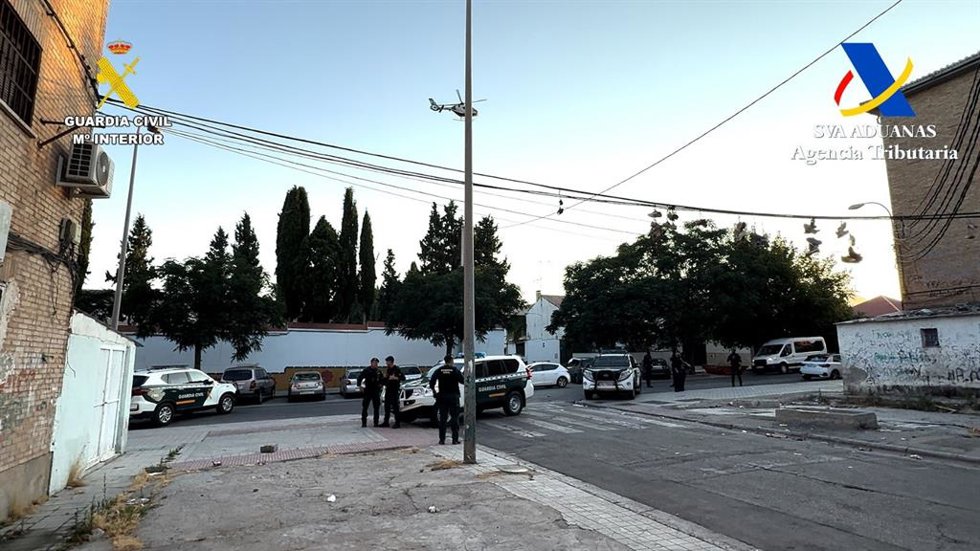 Foto de la intervención policial en las calles de Granada