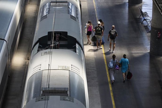 Archivo - Un tren d'alta velocitat