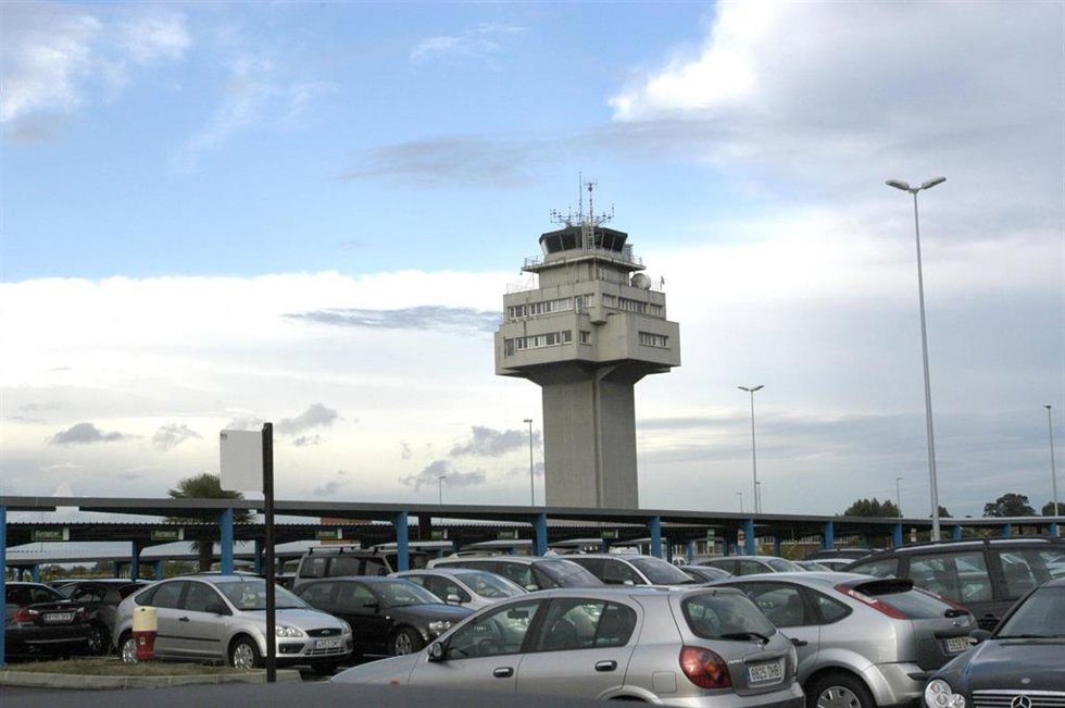 Archivo - Aparcamiento del Aeropuerto de Parayas