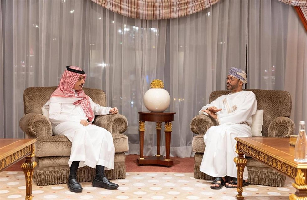 Archivo - El ministro de Asuntos Exteriores de Arabia Saudí, Faisal bin Farhan, junto al omaní, Badr al Busaidi.