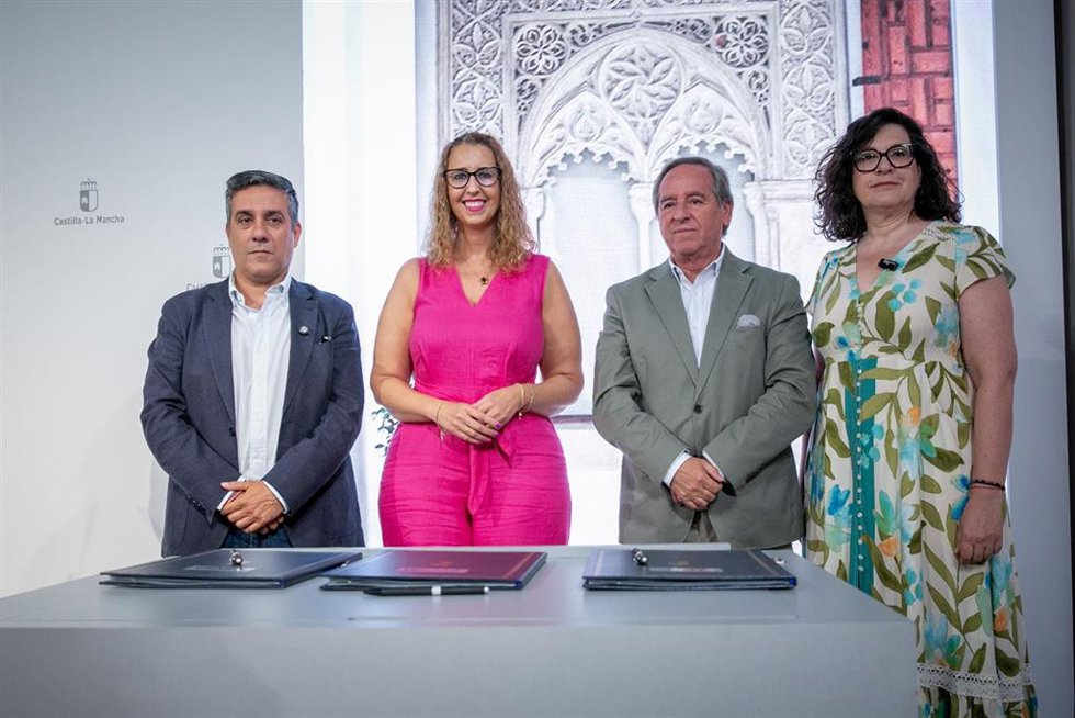 La consejera de Igualdad, Sara Simón, firma, en el Palacio de Fuensalida, un acuerdo en materia LGTBI con UGT, CCOO y CECAM.
