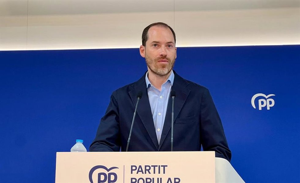 El secretario general del PP de Catalunya, Juan Fernández, en una rueda de prensa este lunes desde la sede del partido