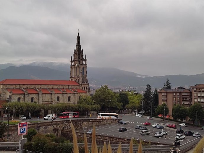 Archivo - Cielo nublado sobre la Basílica de Begoña, en Bilbao