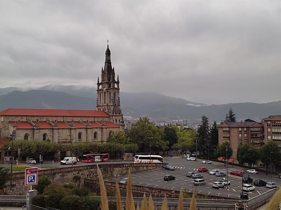 Archivo - Cielo nublado sobre la Basílica de Begoña, en Bilbao