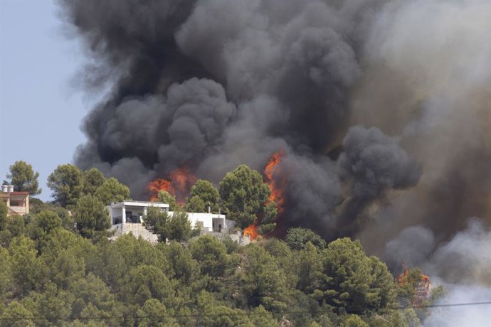 Llamas s'acosten a una casa a causa d'un incendi forestal, a 25 de juliol del 2026, a Vall d'Uixó, Castelló