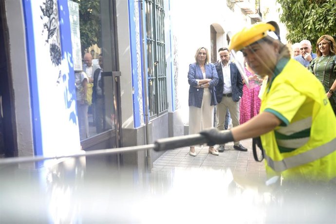 La alcaldesa de Granada, Marifrán Carazo, durante una visita a los trabajos de limpieza de pintadas.