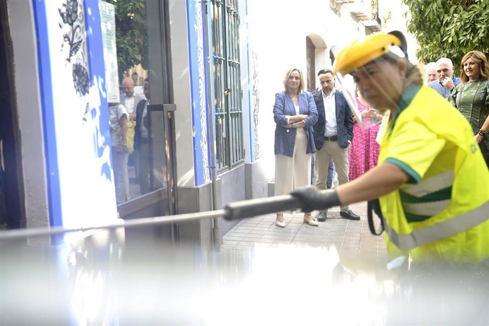 La alcaldesa de Granada, Marifrán Carazo, durante una visita a los trabajos de limpieza de pintadas.