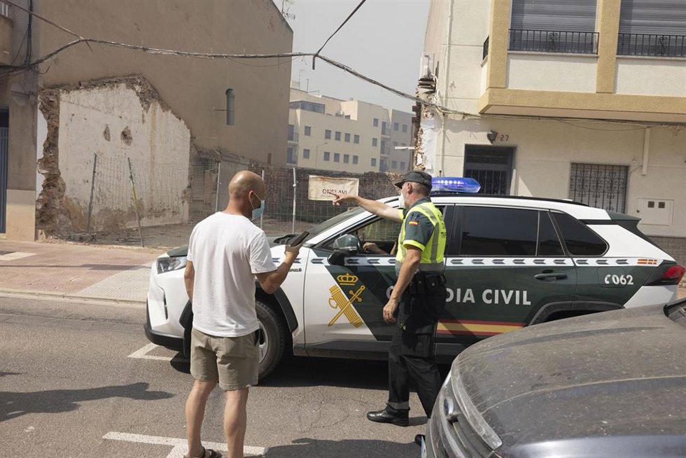 Un agente de la Guardia Civil el una de las evacuaciones provocadas por el incendio de la Vall d'Uixó.