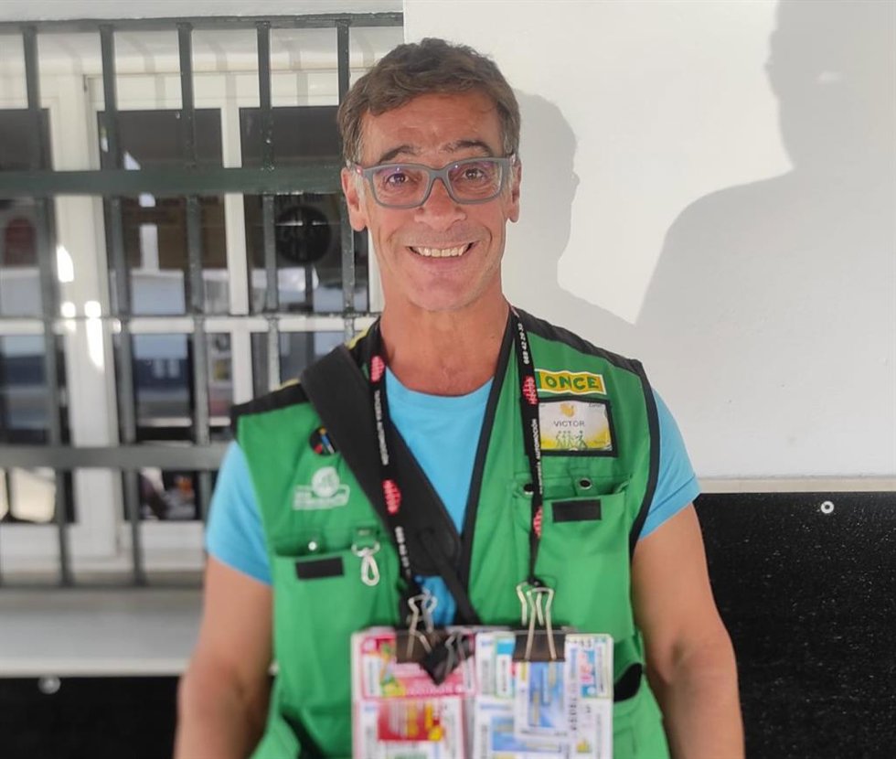 Vendedor de la ONCE, Víctor Manuel Vázquez, que ha dado el premio en Utrera