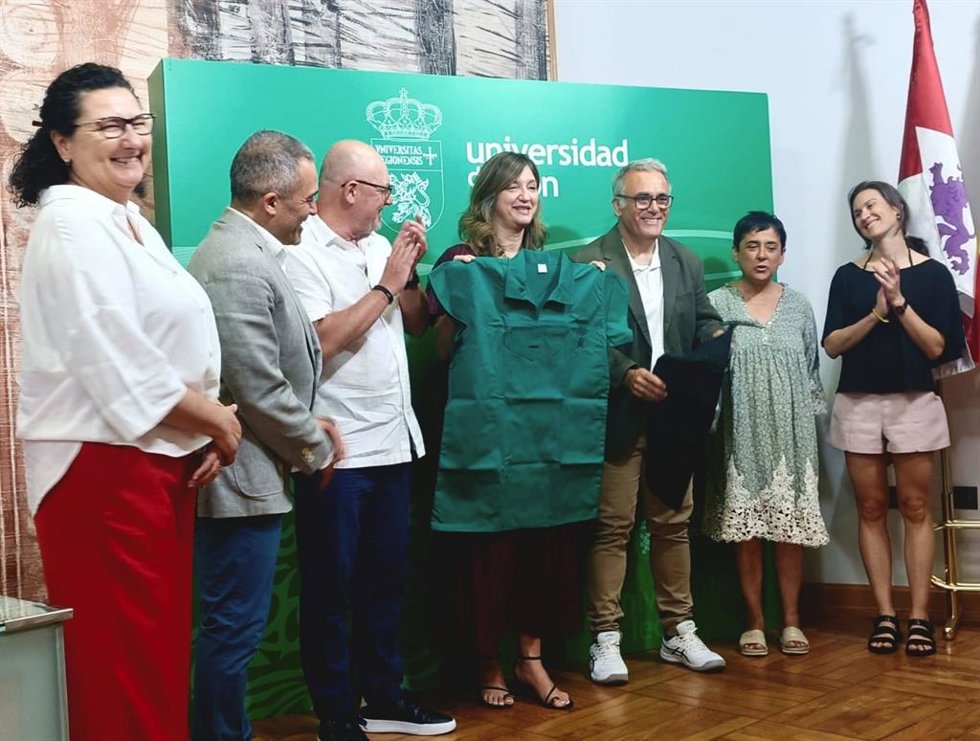 La rectora de la ULE, Nuria González (centro), en la presentación del I Encuentro Interuniversitario de Luchas Tradicionales.