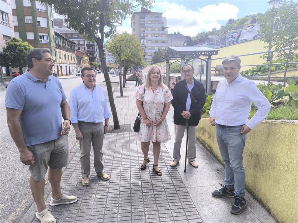 Los diputados del PP Pedro de Rueda y Rafael Alonso, en una parada de autobús de El Entrego
