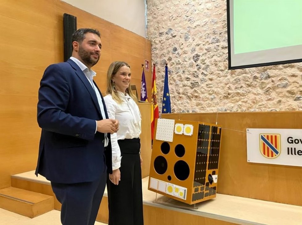 La presidenta del Govern, Marga Prohens, y el fundador de Open Cosmos, Rafel Jordà.