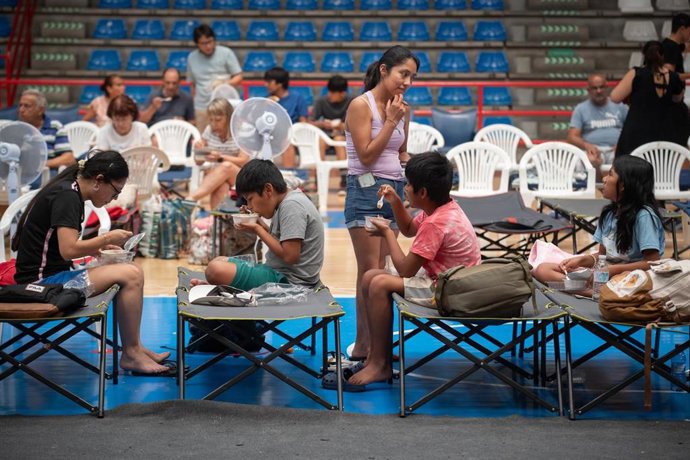 Vecinos desalojados del Valle del Tietar en Ávila han sido realojados en el polideportivo 1° De Mayo-Ciudad de la Cerámica en Talavera de la Reina, durante el incendio de Burgohondo, a 26 de julio de 2026, en Talavera de la Reina, Toledo, Castilla-La Manc