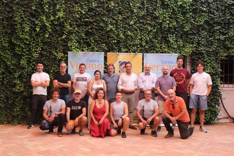 Los alumnos del curso 'Introducción a la Espeleoarqueología aplicada: el estudio de las minas de agua' junto a los directores del curso Juan Manuel Román y Miguel Ángel Carranco y el concejal de Patrimonio Histórico de Carmona, Ramón Gavira