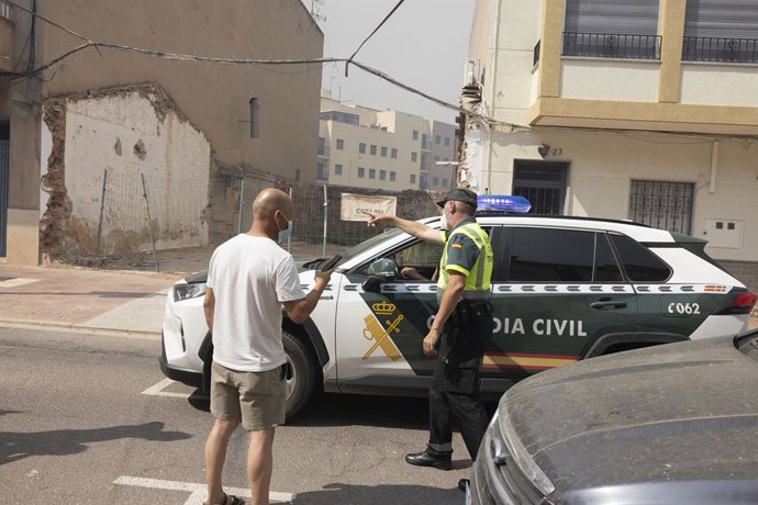 Un agent de la Guàrdia Civil l'una de les evacuacions provocades per l'incendi de la Vall d'Uixó. 