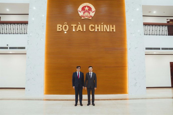 El president de la Generalitat, Salvador Illa, amb un representant de la FIA al Vietnam