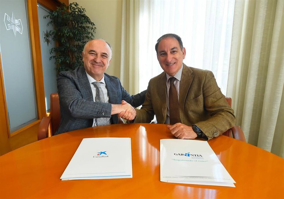 Director territorial de CaixaBank en Andalucía, Juan Ignacio Zafra, y presidente de Garántia, Javier González de Lara.