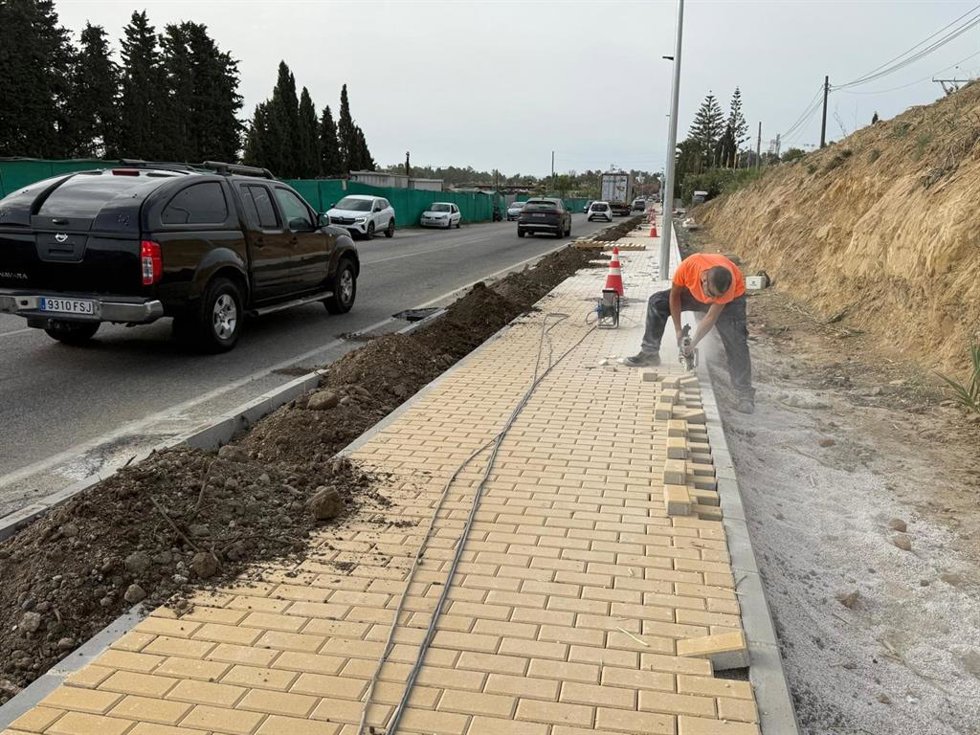 Obras que está acometiendo el Ayuntamiento de Estepona para dotar de acerado la carretera de Benahavís