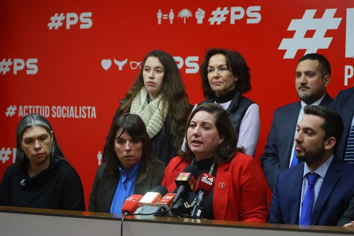 Santiago, 20 de julio de 2026. Se reunen las y los presidentes, secretarios generales, jefes de bancada y abogados constitucionalistas de los partidos de oposicion en la sede del Partido Socialista para abordar los ultimos acontecimientos relacionados