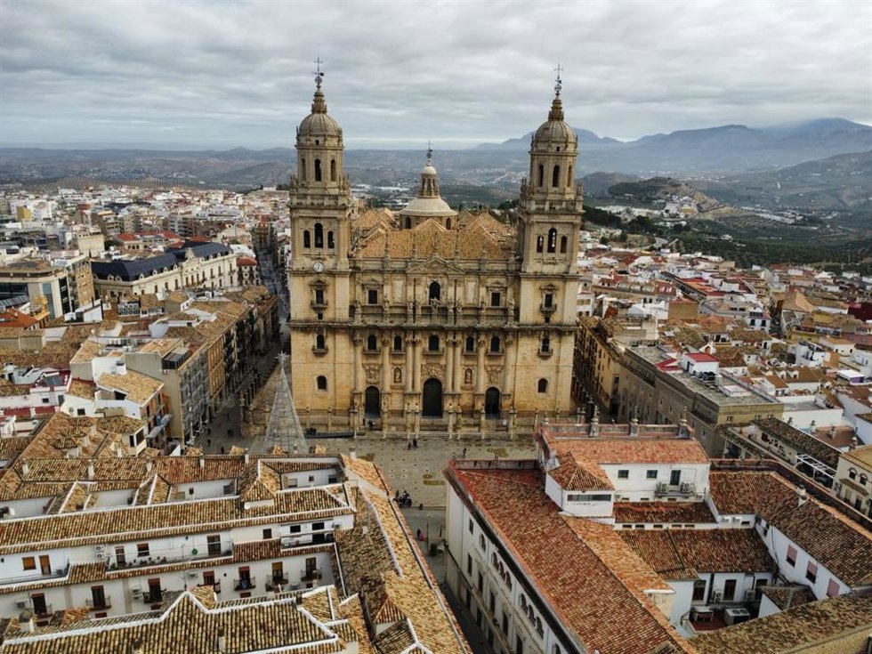 Archivo - Vista área de Jaén presidida por la Catedral/Archivo