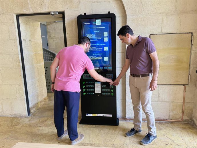 Visita a uno de los puntos de carga de móviles