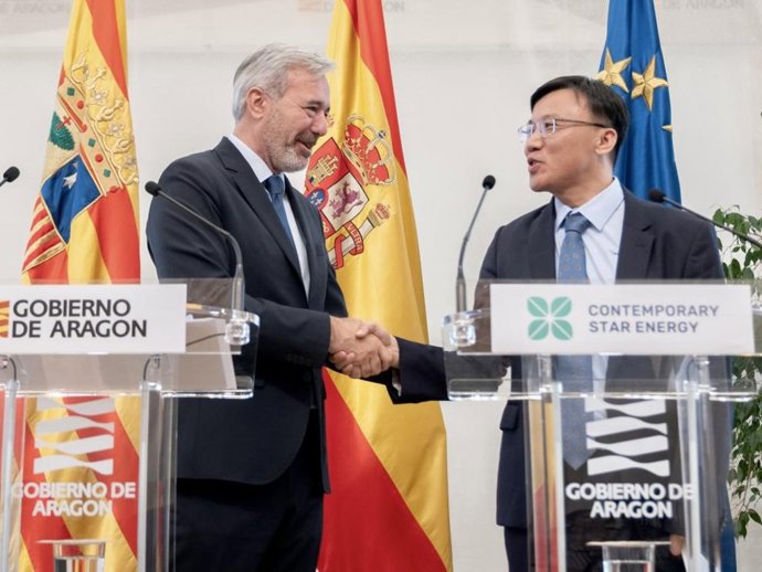 El presidente Azcón saluda a Andy Wu, director general de CSE.