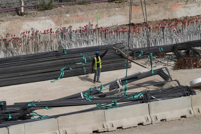 Obras para reparar el socavón, a 24 de julio de 2026, en Barcelona, Catalunya (España). Adif ha abierto un punto de información presencial para los vecinos de Vallbona en el Casal de Barri de Vallbona, tras el socavón por las obras para soterrar las vías 